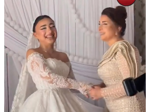 Anasından xeyir-dua alan gəlinin reaksiyası diqqət çəkdi - <span class="color_red">(Video)</span>
