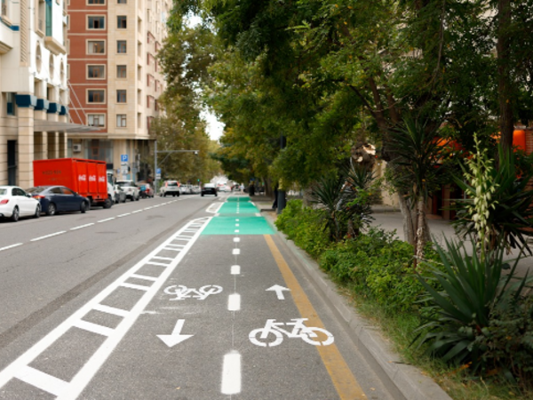 Bülbül prospektinin daha bir hissəsində mikromobillik zolağı təşkil olunub