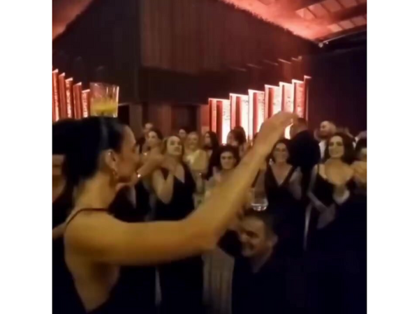 Dua Lipa xalası oğlunun toyunda bir oynadı ki... - <span class="color_red">(Video)</span>