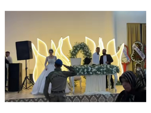 Bacısının toyunda əsgər qardaşının sürprizi - <span class="color_red">(Video)</span>