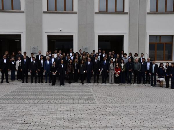 Əlaqələndirmə Qərargahının İdarələrarası Mərkəzinin nəzdindəki İşçi Qrupu Qarabağ Universitetində tələbə və inflüenserlərlə görüşüb - <span class="color_red">(Foto)</span>