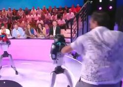 Studiyadakı şəxs robotlarla əlbəyaxa oldu - <span class="color_red">(Video)</span>