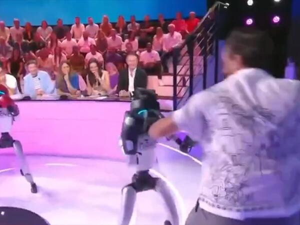 Studiyadakı şəxs robotlarla əlbəyaxa oldu - <span class="color_red">(Video)</span>