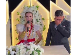 Gəlin bəyin ayağına basmaq əvəzinə görün nə etdi - <span class="color_red">(Video)</span>