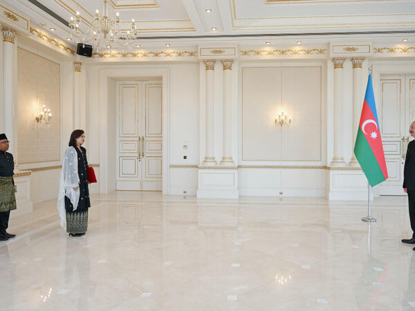 Prezident İlham Əliyev Malayziyanın Azərbaycanda yeni təyin olunmuş səfirini qəbul edib - <span class="color_red">(Foto)</span>