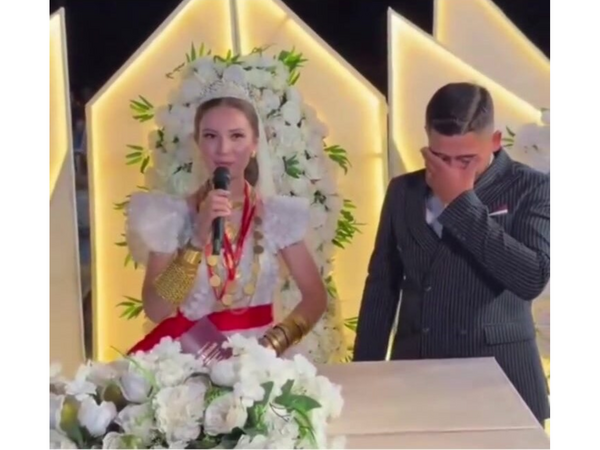 Gəlin bəyin ayağına basmaq əvəzinə görün nə etdi - <span class="color_red">(Video)</span>
