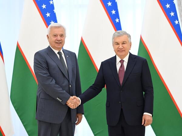 Şavkat Mirziyoyev Vahid Ələkbərovla Özbəkistandakı layihələri müzakirə edib
