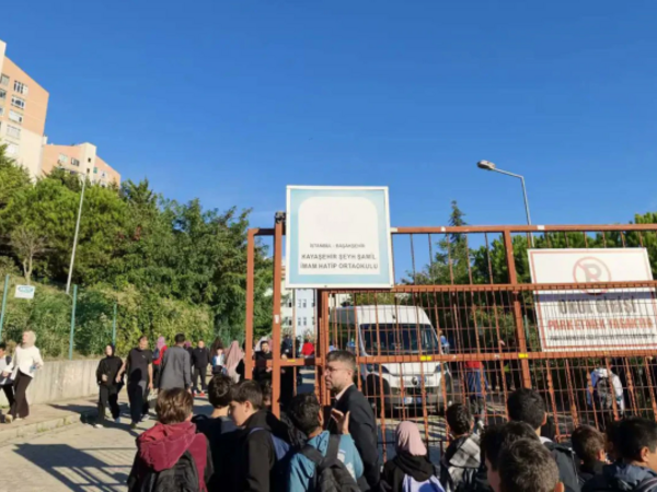 İstanbulda məktəbdə dəhşətli hadisə: 5 qız şagird bıçaqlandı