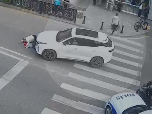 Maşınla ana və uşağının üstündən keçdi - Polis köməyə çatdı - <span class="color_red">(Video)</span>
