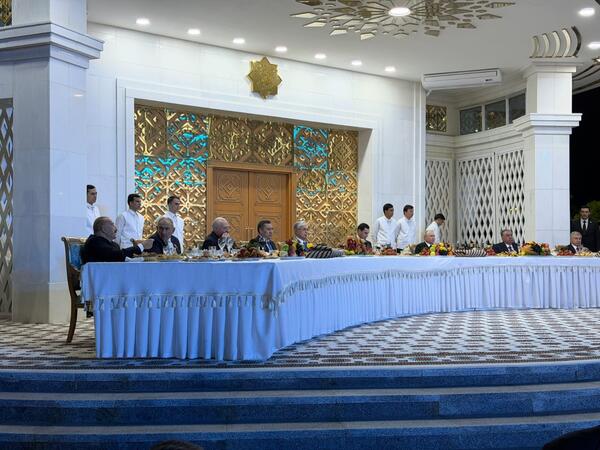 Prezident İlham Əliyev və Nikol Paşinyan Türkmənbaşıda qeyri-rəsmi söhbət ediblər