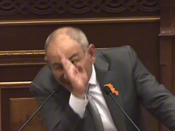 Paşinyanın Azərbaycan əsgəri ilə bağlı suala verdiyi reaksiyası - <span class="color_red">(Video)</span>