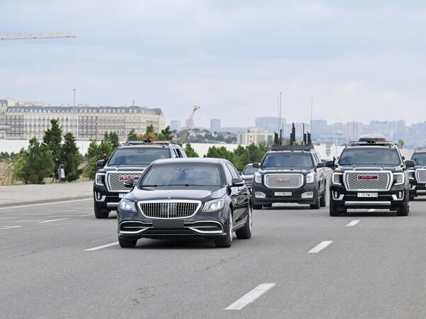 Prezident İlham Əliyev sükan arxasında Ramzan Kadırov ilə birlikdə Bakı küçələrindən "Ağ Şəhər"ə doğru hərəkət edib - (Foto)