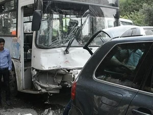 Sumqayıtda avtomobil avtobusla toqquşdu - Yaralılar var