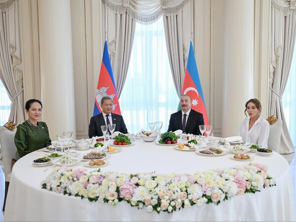 Prezident İlham Əliyev və Birinci xanım Mehriban Əliyevanın adından Kambocanın Baş naziri və Birinci xanımının şərəfinə rəsmi nahar verilib - <span class="color_red">(Foto)</span>