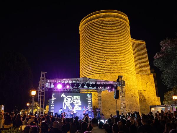 Bakının nəbzi cazla döyündü! - 21-ci Baku Jazz Festival İçərişəhərin qəlbində möhtəşəm musiqi bayramı ilə başa çatdı - <span class="color_red">(Foto)</span>