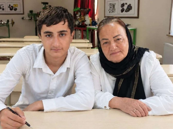 63 yaşlı nənə 16 yaşlı nəvəsi ilə eyni liseydə oxuyur