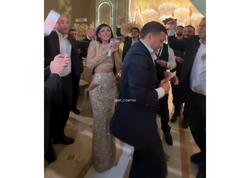 Aysun Moskvada "pul yağışı"na tutuldu – <span class="color_red">(Video)</span>