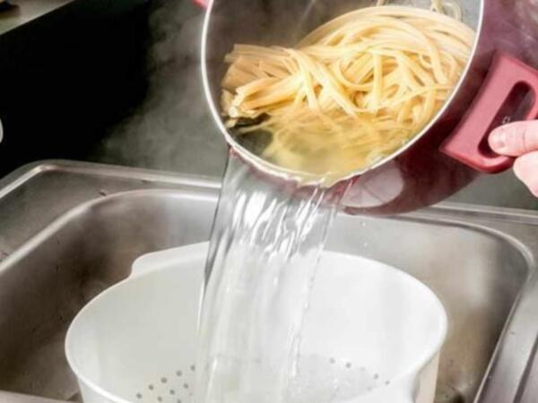 Makaronun süzdükdən sonra suyunu tökməyin