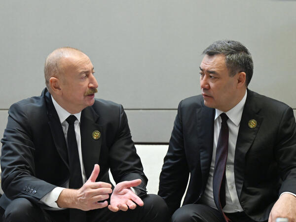 Prezident İlham Əliyev və Sadır Japarov AQEM sammiti çərçivəsində qeyri-rəsmi söhbət edib - <span class="color_red">(Foto)</span>