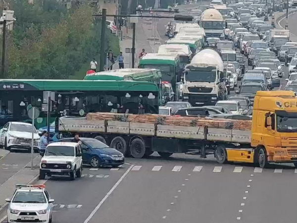 Bakıda nasaz yük maşını prospektlərdən birini bağladı