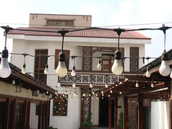 Yaşayış evini restorana çevrirdilər - "Pəncərədən eşitmədiyimiz söz qalmayıb" - <span class="color_red">(Video)</span>