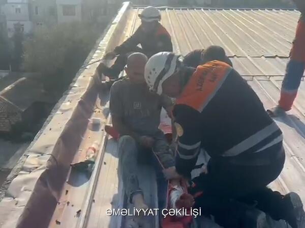 Sumqayıtda tikilinin damında təmir işləri aparan şəxs xasarət alıb