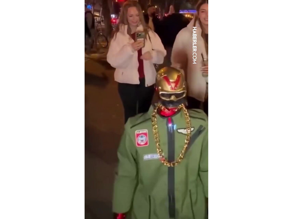 Almaniyada azyaşlı qıza qarşı nalayiq hərəkətlərdə ittiham olunan robot saxlanıldı - <span class="color_red">(Video)</span>