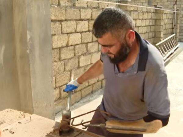 Tək qolu ilə tikintiyə aid hər işi bacarır - <span class="color_red">(Video)</span>