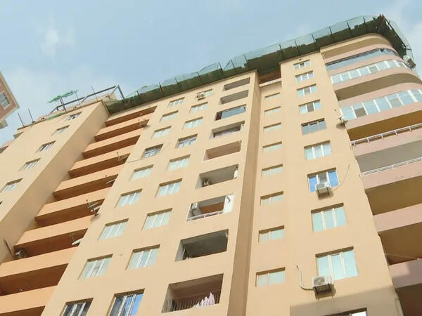 Yaşayış binasına daha iki mərtəbə əlavə olunur - Sakinlər narahatdırlar - <span class="color_red">(Video)</span>
