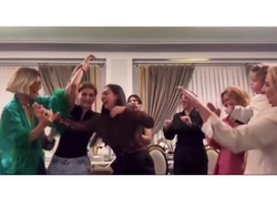 Röya gəlinləri və dostları ilə rəqsi diqqət çəkdi - <span class="color_red">(Video)</span>