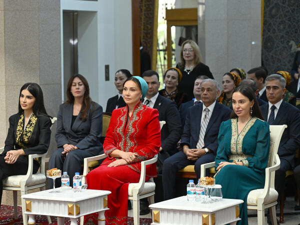Leyla Əliyeva Aşqabadda Milli Türkmən Xalçası Muzeyində olub - <span class="color_red">(Foto)</span>