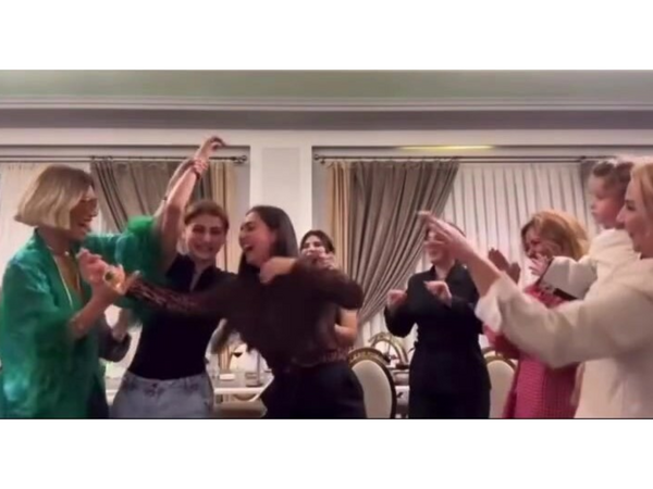 Röya gəlinləri və dostları ilə rəqsi diqqət çəkdi - <span class="color_red">(Video)</span>
