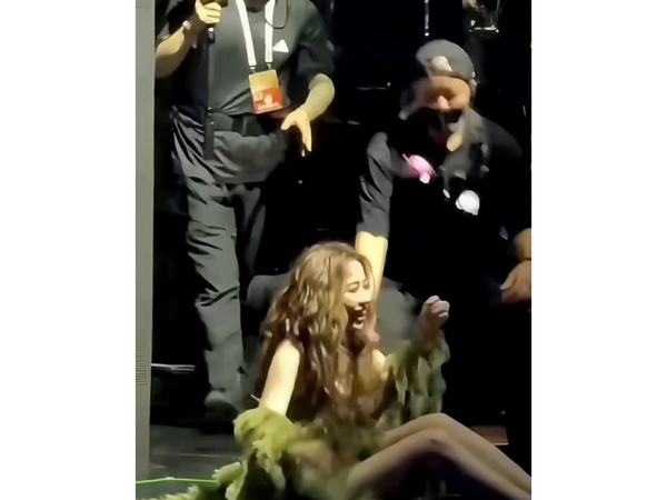 Çinli müğənni konsertdə səhnədən yıxıldı <span class="color_red">(Video)</span>