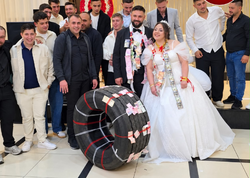 Toyda gəlinə qızıl əvəzinə TIR təkəri hədiyyə etdilər – <span class="color_red">(Video)</span>
