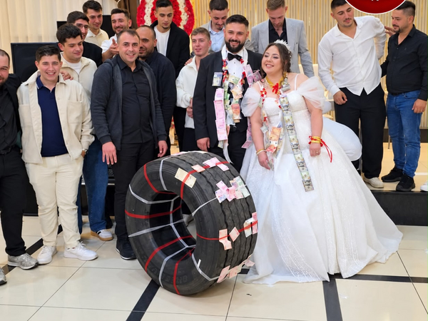 Toyda gəlinə qızıl əvəzinə TIR təkəri hədiyyə etdilər – <span class="color_red">(Video)</span>