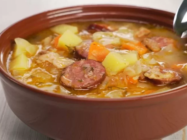 Cəmi 30 dəqiqəyə hazırlanan dadlı kolbasalı şorba resepti