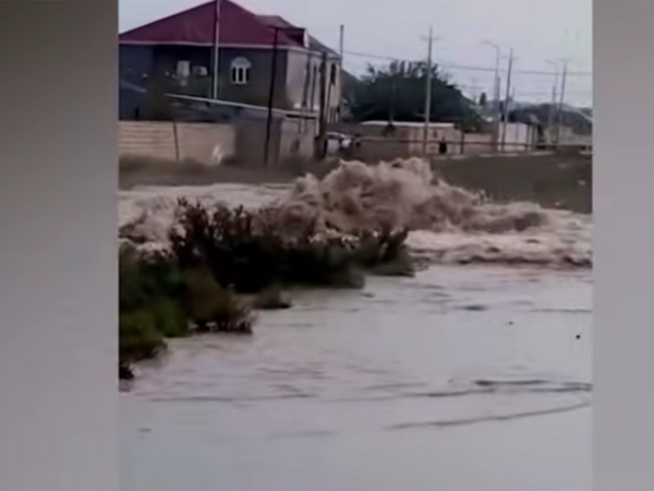 Sumqayıtda kəmər partlayıb, evləri su basıb - <span class="color_red">(Video)</span>