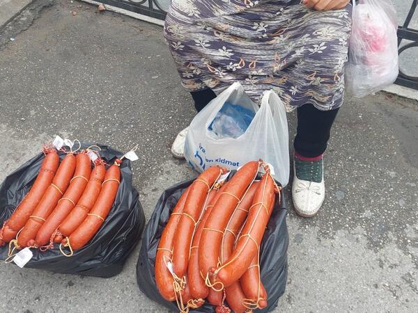 8 km bazarının yanında məqalələri yapon dilinə çap olunan alim kolbasa satır - <span class="color_red">(Foto)</span>