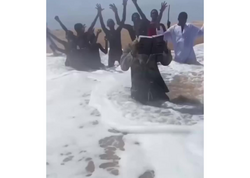 Rahib Hz. Musa kimi dənizi yarmağa çalışdı - Gülünc vəziyyətə düşdü - <span class="color_red">(Video)</span>
