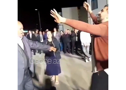 Zaur Baxşəliyev Zəngilanda ağsaqqalla ayaqyalın rəqs etdi – <span class="color_red">(Video)</span>