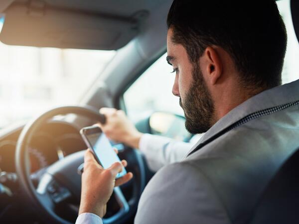 Sükan arxasında telefondan istifadə edənlər kamera vasitəsilə cərimələnəcəklər