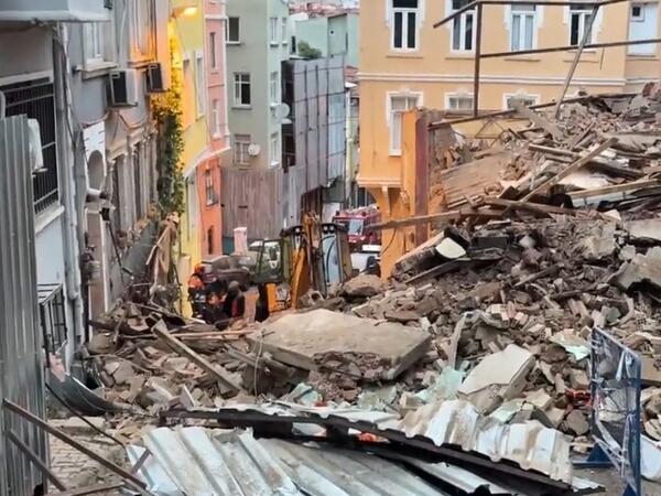 İstanbulda dörd mərtəbəli bina çökdü