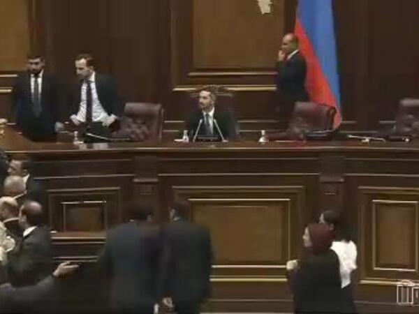Ermənistan parlamentində deputatlar arasında yenə dava düşdü - <span class="color_red">(Video)</span>