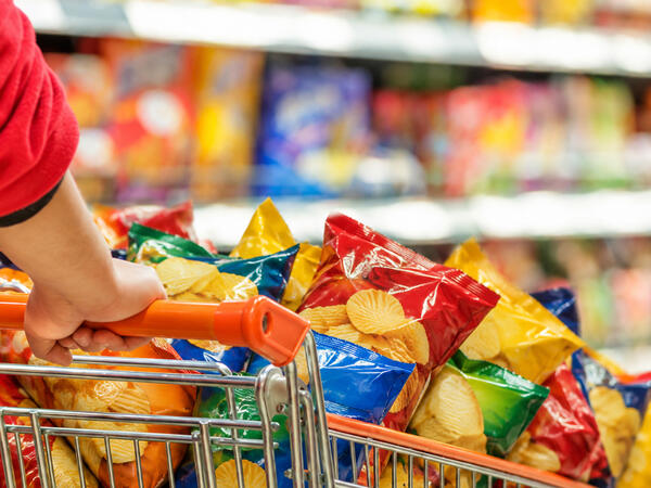 Bakıda supermarket müdirinin 100 minlik fırıldağı - Çipsilərə görə həbs edildi