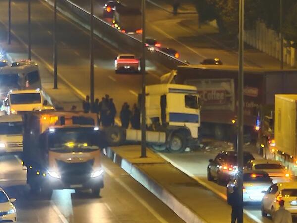 Bakıda yük maşını qəza törətdi - Yol bağlandı - <span class="color_red">(Video)</span>