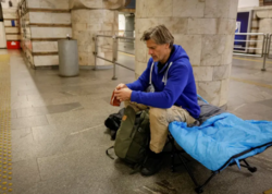 Məşhur aktyor metroda gecələdi - <span class="color_red">(Foto)</span>