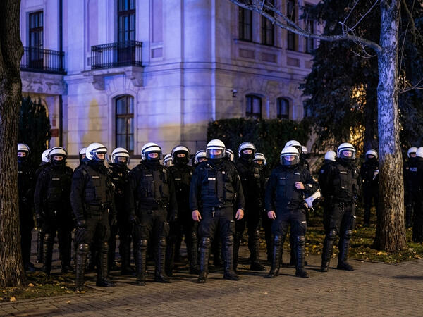 Polşada baş nazir polis alayını məhkəməyə yeritdi, Prezident təcili geri qayıtdı