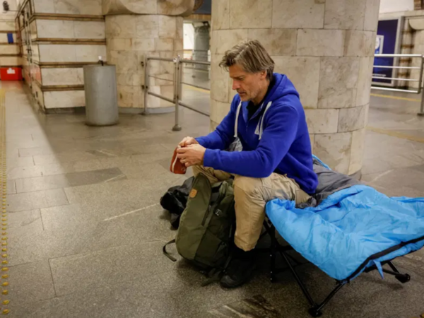 Məşhur aktyor metroda gecələdi - <span class="color_red">(Foto)</span>