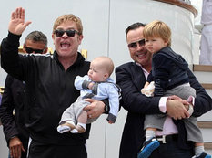 Elton Con əri və uşaqları ilə istirahətdə - FOTO