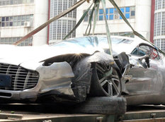 Maştağada “Mercedes” mağazaya çırpıldı - <span class="color_red">(Foto)</span>